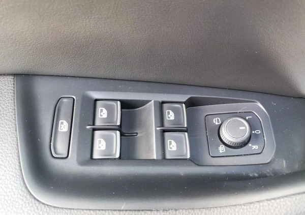 Volkswagen Passat cena 109900 przebieg: 135094, rok produkcji 2019 z Sanok małe 596